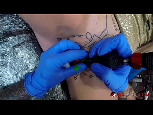 ❤️ Tsis tshua muaj tattooed hottie Sully Savage tau txais tattoo ntawm nws clitoris ❌  Fucking video  ntawm hmn.sexvideogif.ru%  Ib ❤